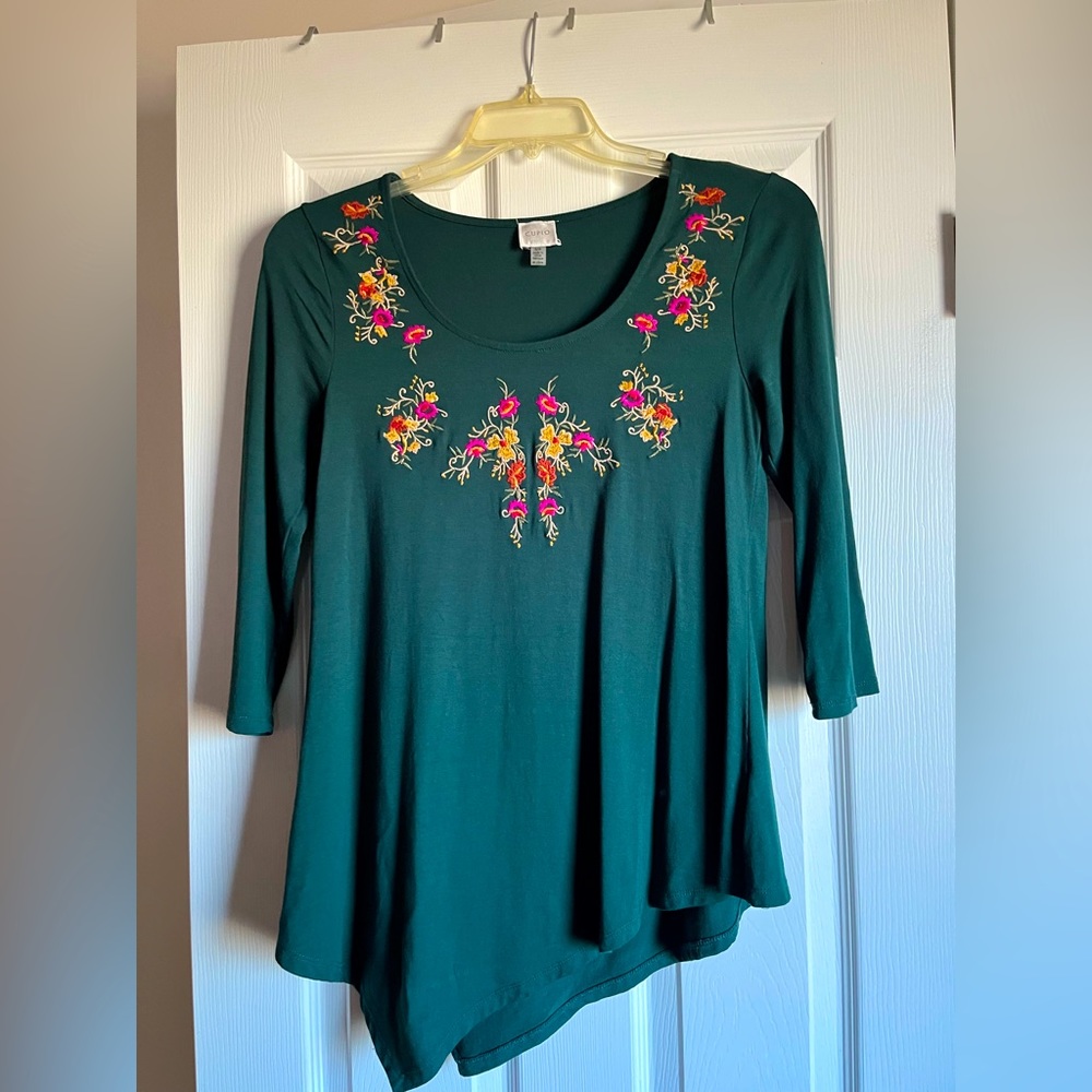 CUPIO Women’s S Hunter Green Embroidered top. Excellent used condition.
